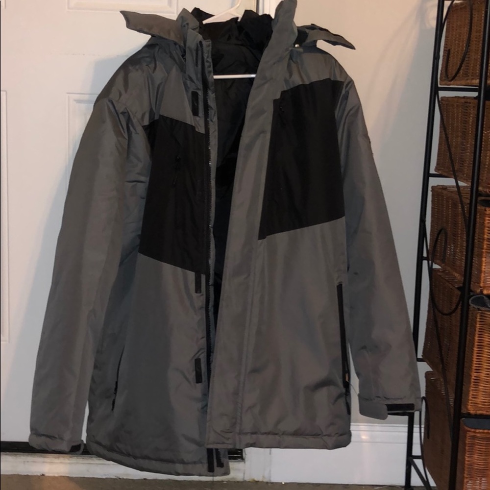 Men’s Winter Coat Size L, brand new. Reebok.
